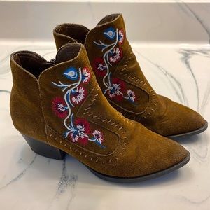 Women’s size 5.5, chocolate brown cowboy boots, floral accent, gently worn.